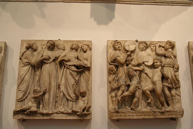 Luca della Robbia: cantoria con il canto del Salmo 150