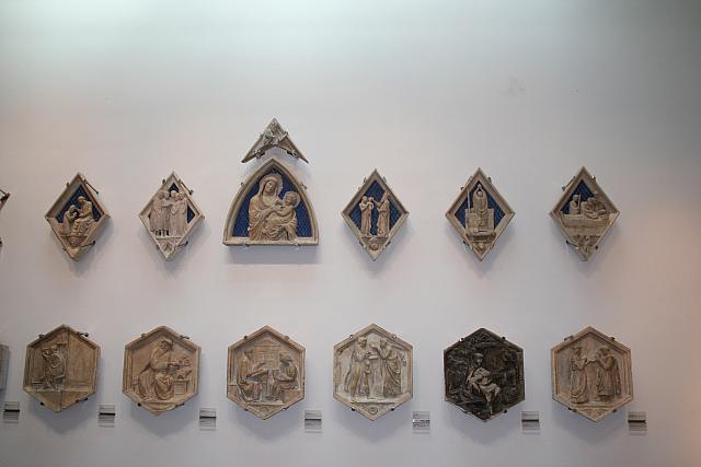Le formelle di Luca della Robbia e quelle, a losanghe, dei sette sacramenti