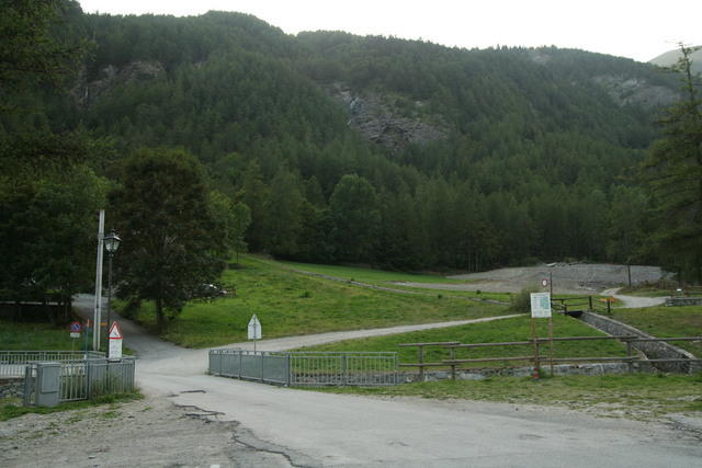 Ollomont: il luogo dove era il "campo" 1978; la foto dell'estate 2011 mostra il ruscello trasformato in canale ed i lavori di sbancamento