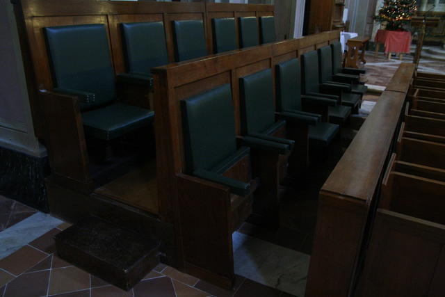 I banchi del Concilio Vaticano II nella chiesa dei Santi Michele e Magno