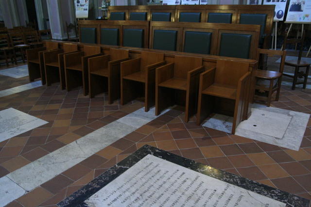 I banchi del Concilio Vaticano II nella chiesa dei Santi Michele e Magno