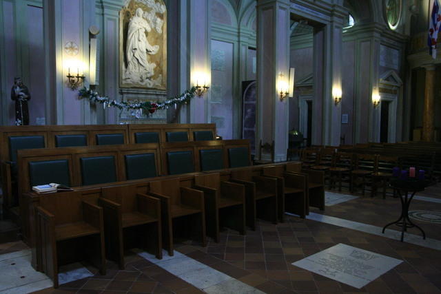 I banchi del Concilio Vaticano II nella chiesa dei Santi Michele e Magno