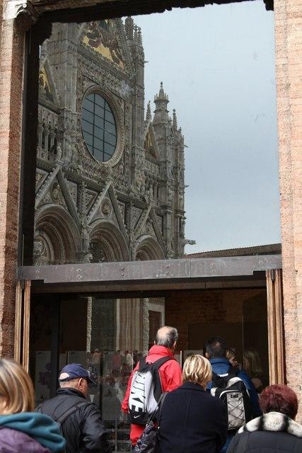 L'ingresso dell'Ospedale S. Maria della Scala, oggi museo