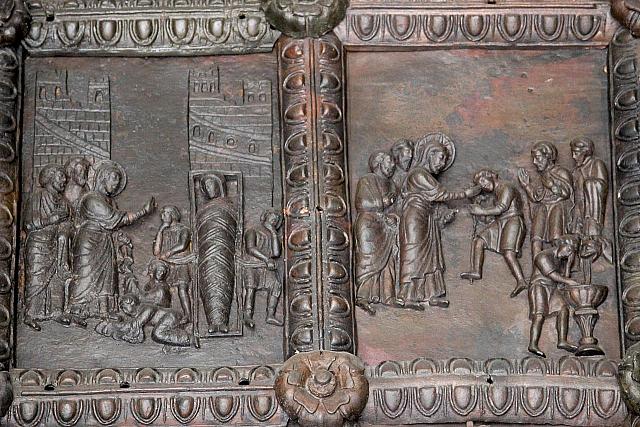 Puerta de bronce Benevento 25