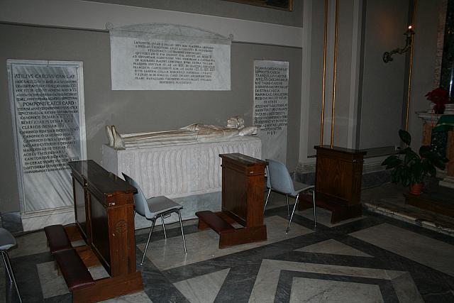 La tomba di Lorenzo Valla, canonico lateranense, nella I cappella del transetto destro di San Giovanni in Laterano