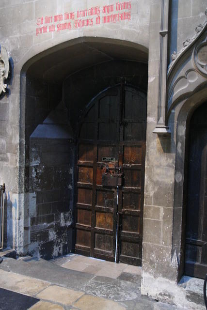 Canterbury, Cattedrale, il portone dai cui entrarono i sicari ed il luogo del martirio di Thomas Becket