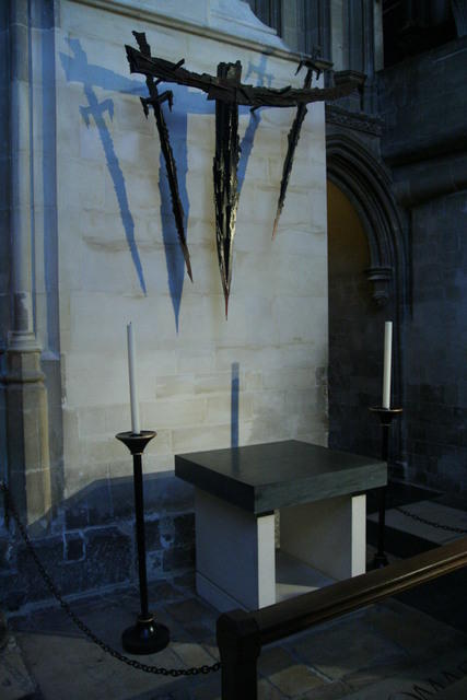Canterbury, Cattedrale, il portone dai cui entrarono i sicari ed il luogo del martirio di Thomas Becket