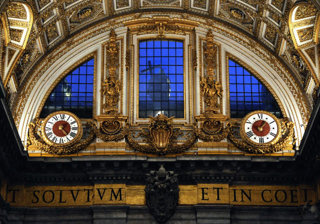 San Pietro4 - Sopra le porte d'ingresso