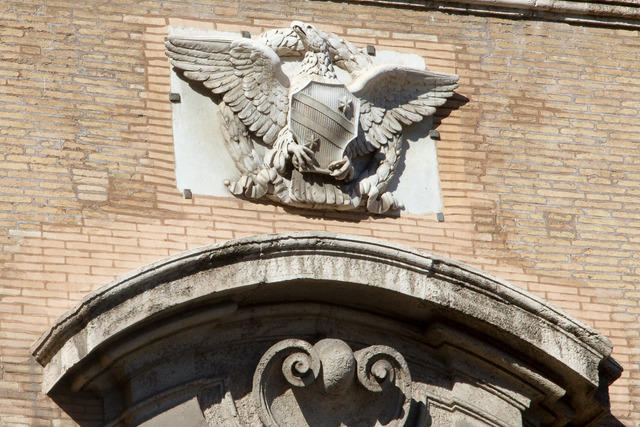 Stemma di Bonaparte di Canino. Palazzo Bonaparte, abitazione di Maria Letizia, madre di Napoleone, dopo il Congresso di Vienna