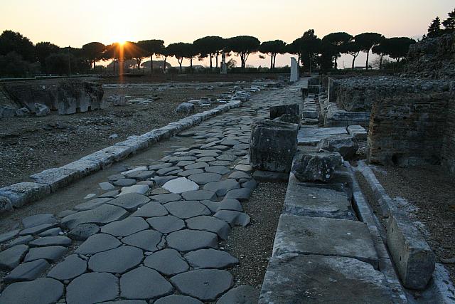 La via Appia che attraversa le rovine di Minturnae