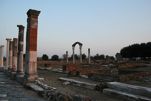 La via Appia che attraversa le rovine di Minturnae