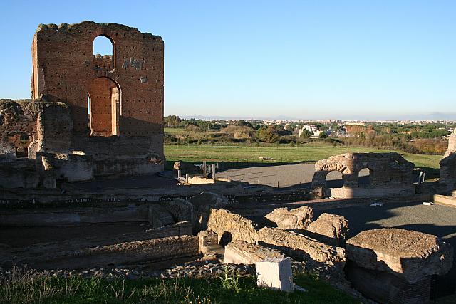 L'edificio ellittico del cosiddetto Teatro Marittimo (qualcuno ha proposto l'ipotesi di un "ludus" voluto da Commodo)