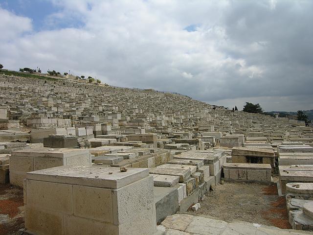 Tombe ebraiche, scendendo il Monte degli Ulivi