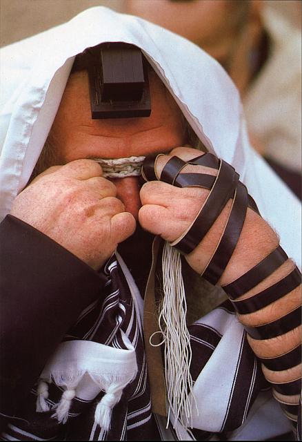 Ebreo con i filatteri (tefillin) al Muro del Pianto