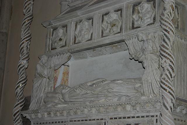 Perugia, S.Domenico, monumento sepolcrale di Benedetto XI, ultimo Papa pre-avignonese (seguaci di Arnolfo o di Lorenzo Maitani?)