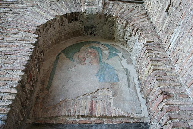 Immagine della Madonna con Bambino, risalente all'epoca della trasformazione di una torre in eremo (XV secolo)
