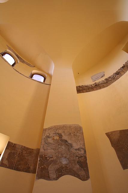 Porta S.Sebastiano, all'inizio della via Appia: interno di una delle due torri