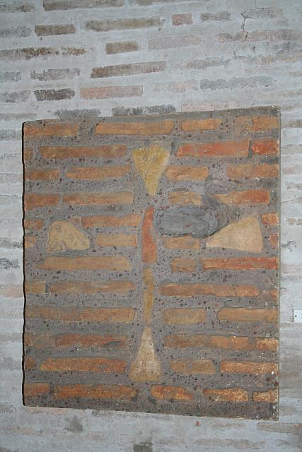 Copia delle croci in mattoni della muratura di Porta S.Sebastiano dell'epoca di Onorio (401-402)
