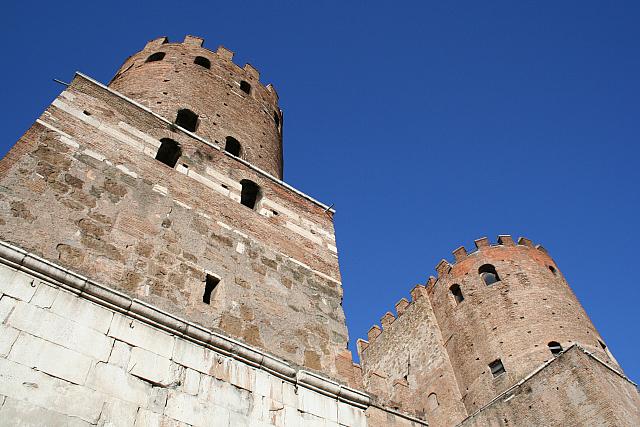 Porta S.Sebastiano, all'inizio della via Appia