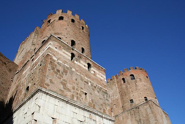 Porta S.Sebastiano, all'inizio della via Appia