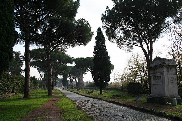 Tomba dei Rabiri del I secolo d.C. con iscrizioni funebri di Usia Prima, sacerdotessa di Iside e di due liberti di un Rabirius