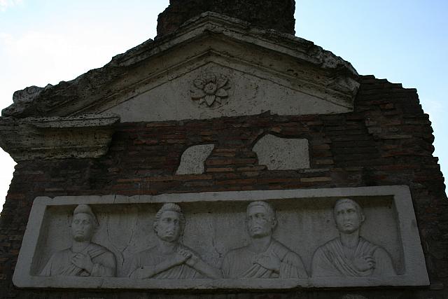 Tomba detta del Frontespizio con quattro busti della II metà del I secolo a.C.