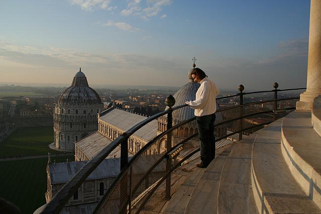 Turista che guarda dalla Torre