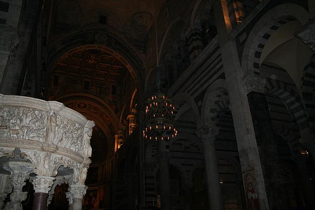 Duomo: la lampda che ricorda le osservazioni di Galileo Galilei sul pendolo