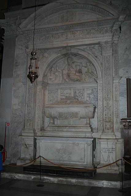 Duomo: l'altare con le "reliquie" di Nicodemo e di Gamaliele