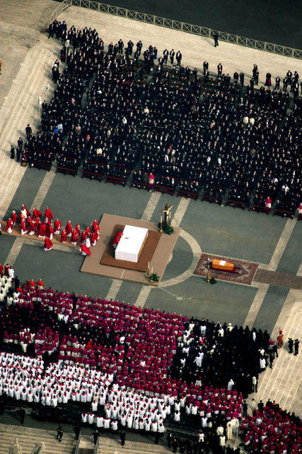 I funerali di papa Giovanni Paolo II, in piazza San Pietro, l'8 aprile 2005