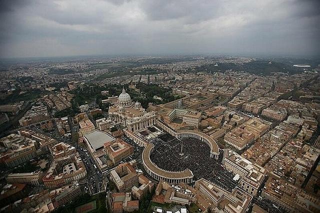 I funerali di papa Giovanni Paolo II, in piazza San Pietro, l'8 aprile 2005