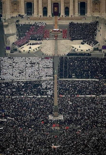 I funerali di papa Giovanni Paolo II, in piazza San Pietro, l'8 aprile 2005