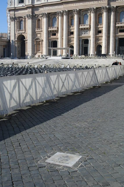 13 maggio 1981: la lapide che ricorda il luogo dell'attentato a Giovanni Paolo II