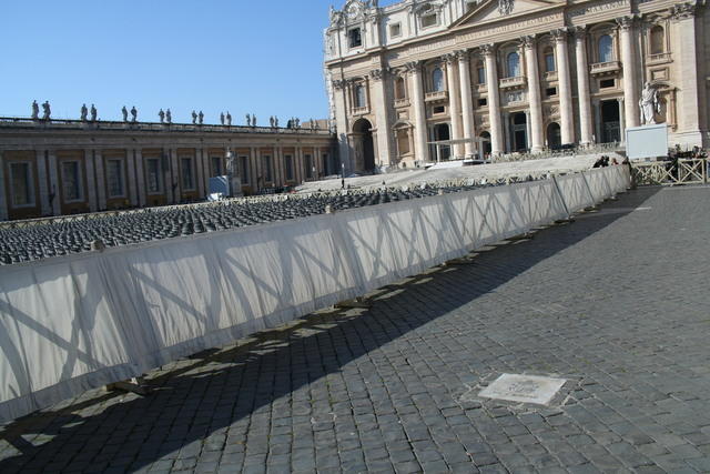 13 maggio 1981: la lapide che ricorda il luogo dell'attentato a Giovanni Paolo II