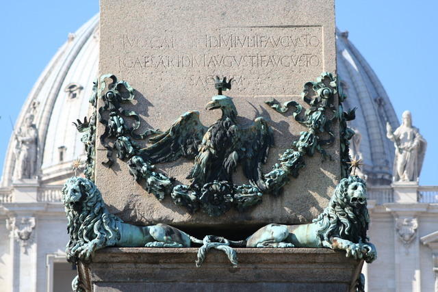 L'obelisco, testimonianza del Circo di Caligola e Nerone, luogo del martirio di Pietro e dei protomartiri romani