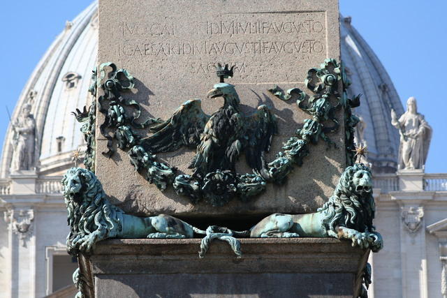 L'obelisco, testimonianza del Circo di Caligola e Nerone, luogo del martirio di Pietro e dei protomartiri romani