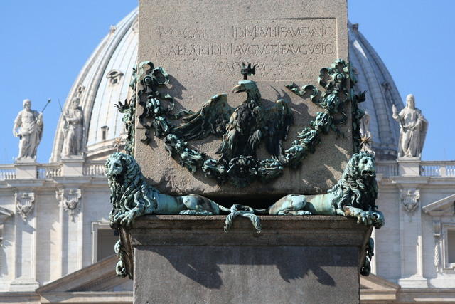 L'obelisco, testimonianza del Circo di Caligola e Nerone, luogo del martirio di Pietro e dei protomartiri romani