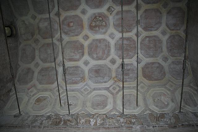 Sant'Urbano alla Caffarella: il soffitto con l'apoteosi di Annia Regilla e le armi in stucco