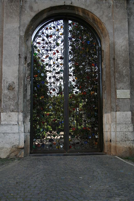 Porta di Jannis Kounellis per Santa Croce in Gerusalemme (2007)