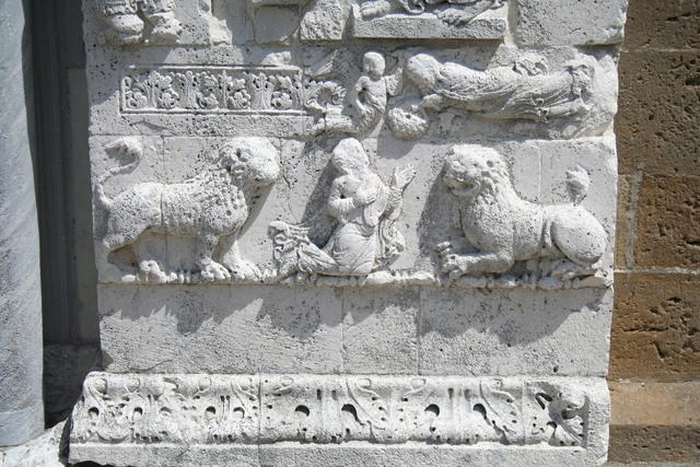 Abbazia di S.Giovanni in Venere, Portale, Daniele nella fossa dei leoni