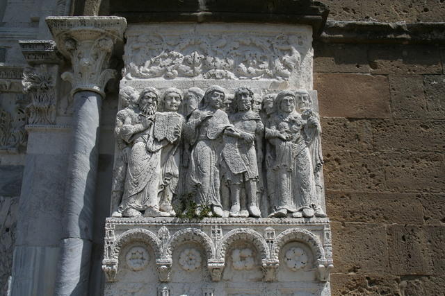 Abbazia di S.Giovanni in Venere, Portale, Zaccaria muto scrive il nome di Giovanni, a destra la circoncisione del Battista