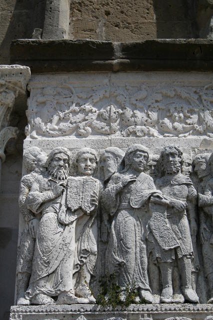 Abbazia di S.Giovanni in Venere, Portale, Zaccaria muto scrive il nome di Giovanni