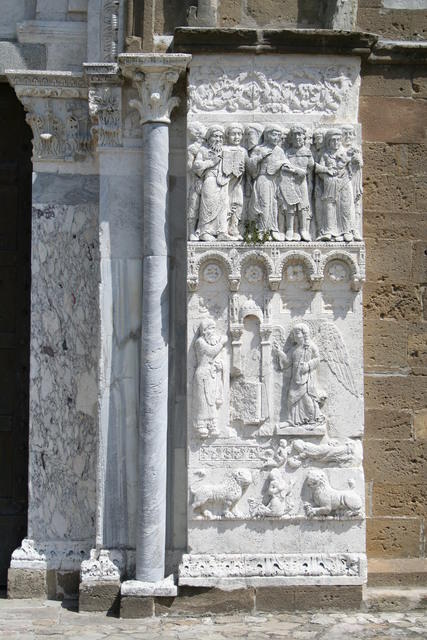 Abbazia di S.Giovanni in Venere, Portale, lato destro