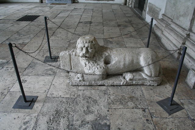 Leone, simbolo iconografico di San Marco, con il vangelo aperto, nel portico
