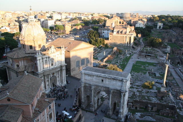 L'arco di Settimio Severo, la Via Sacra e la colonna di Foca, sulla destra