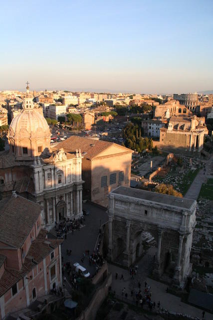 L'arco di Settimio Severo e, in fondo, il Tempio di Antonino e Faustina (ora chiesa di S.Lorenzo in Miranda)