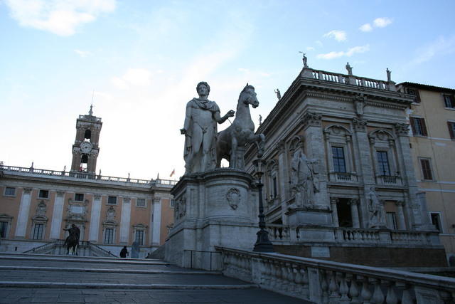Piazza del Campidoglio, con uno dei Dioscuri, dalla cordonata