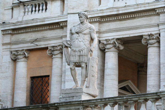 Statua di Costantino, proveniente dalle sue terme
