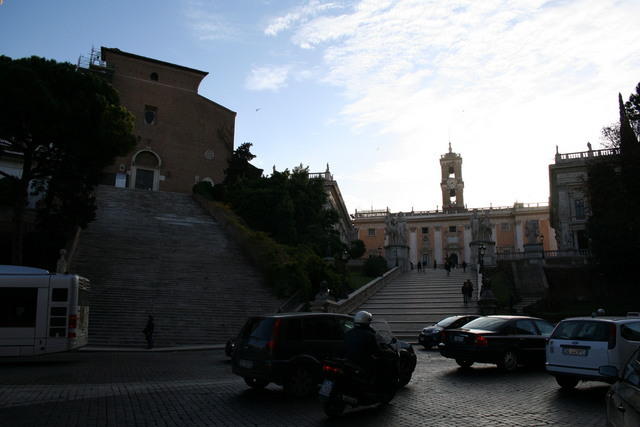 La scalinata dell'Aracoeli a sinistra e la cordonata a destra