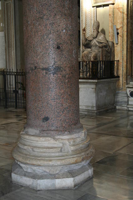 La colonna del "cubiculum Augusti" con il foro "miracoloso"